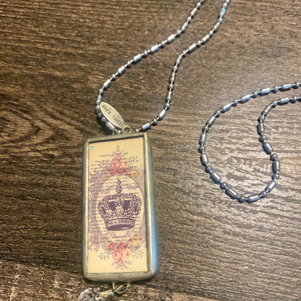 Jewel Kade L Monogram With Crown On The Other Side 20$
